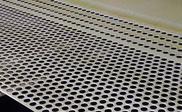 鋼板沖孔網(wǎng)在沖孔的時候要注意的問題 鋼板沖孔網(wǎng)在沖孔的時候要注意的問題